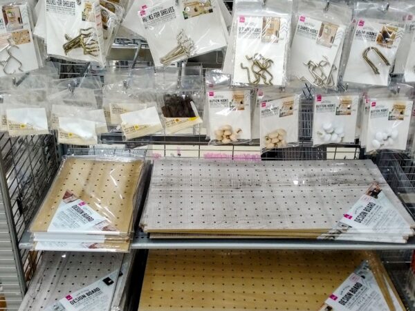 100均有孔ボードのサイズは？