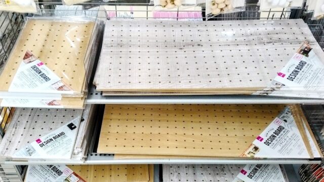 100均有孔ボードのサイズは？