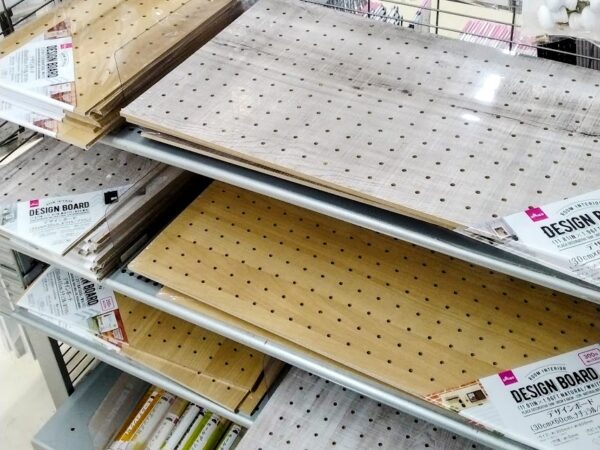 100均有孔ボードのサイズは？