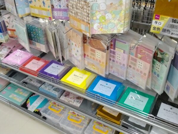 単色折り紙は100均で買えるのか?