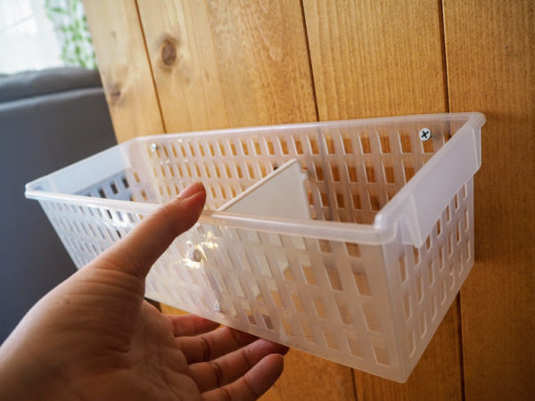 100均DIY~セリアのプラスチックケースを壁に付けて浮かせる収納に