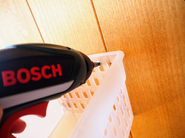 100均DIY~セリアのプラスチックケースを壁に付けて浮かせる収納に