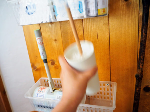 100均DIY~セリアのプラスチックケースを壁に付けて浮かせる収納に