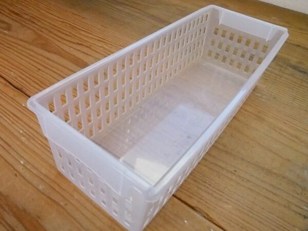 100均DIY~セリアのプラスチックケースを壁に付けて浮かせる収納に