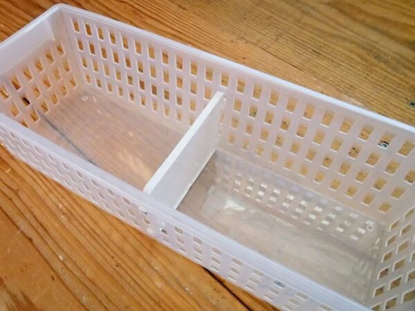 100均DIY~セリアのプラスチックケースを壁に付けて浮かせる収納に