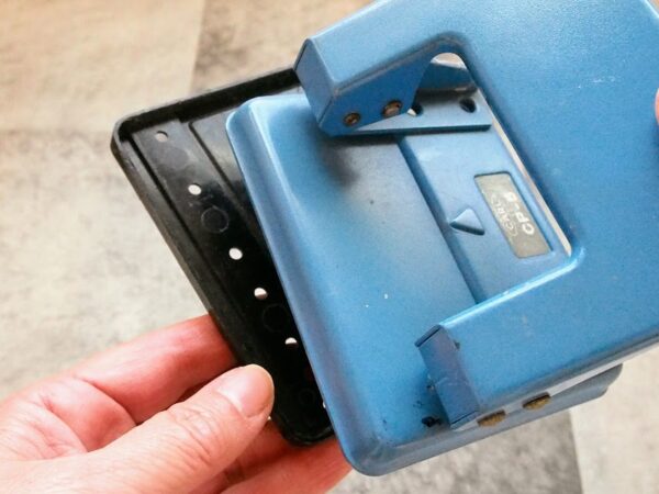 穴あけパンチで狙った所に穴をあける方法