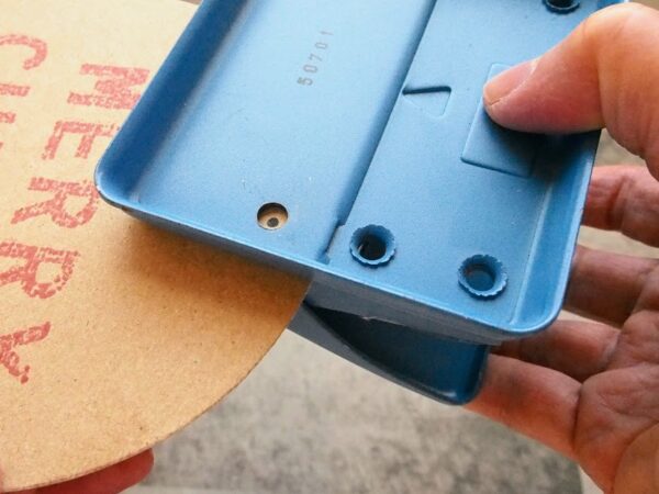 穴あけパンチで狙った所に穴をあける方法