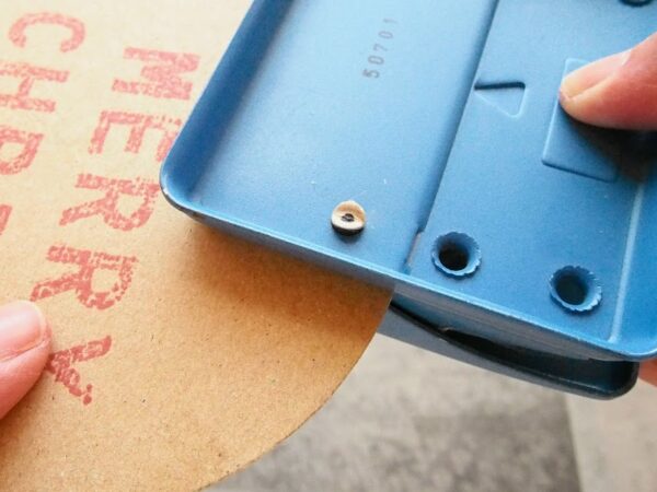 穴あけパンチで狙った所に穴をあける方法