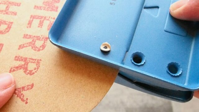 穴あけパンチで狙った所に穴をあける方法
