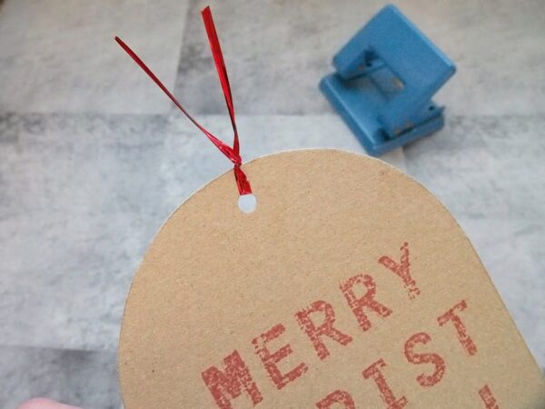 穴あけパンチで狙った所に穴をあける方法