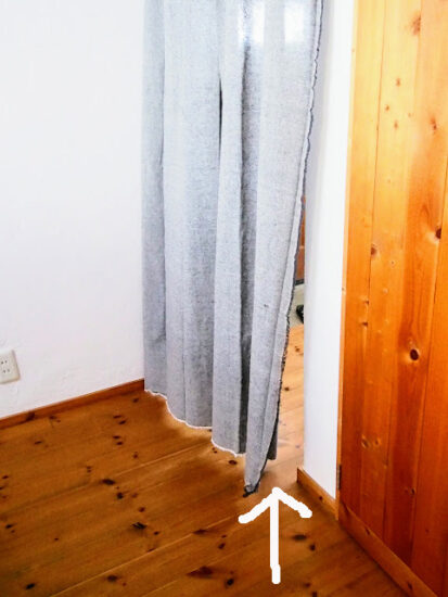 カーテンの隙間からくる冷気を遮断する方法