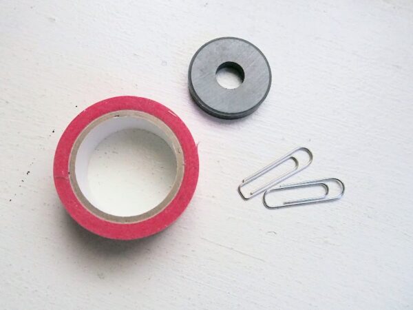 カーテンの隙間からくる冷気を遮断する方法