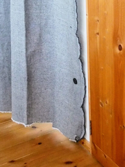 カーテンの隙間からくる冷気を遮断する方法