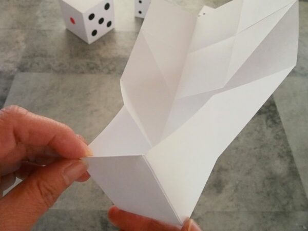 A4用紙を使ったサイコロの作り方