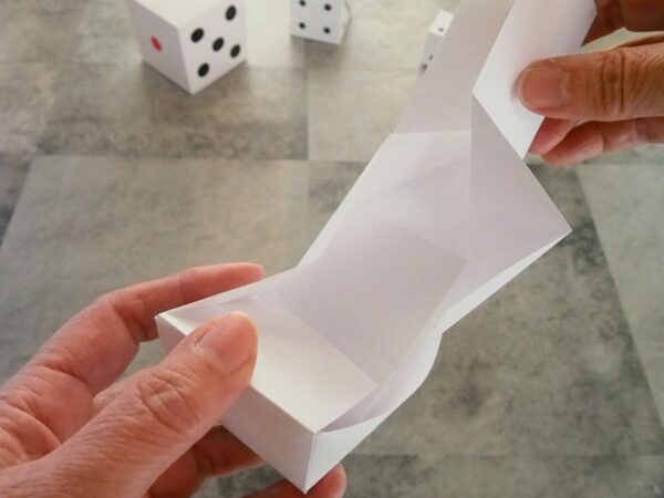 A4用紙を使ったサイコロの作り方