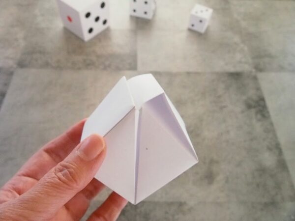 A4用紙を使ったサイコロの作り方