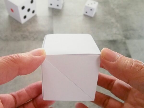 A4用紙を使ったサイコロの作り方