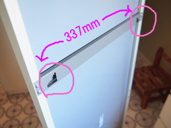 下地の無い壁にIKEAの姿見を取り付ける