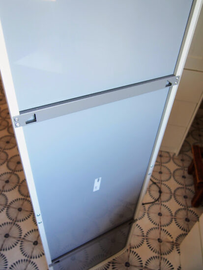 下地の無い壁にIKEAの姿見を取り付ける