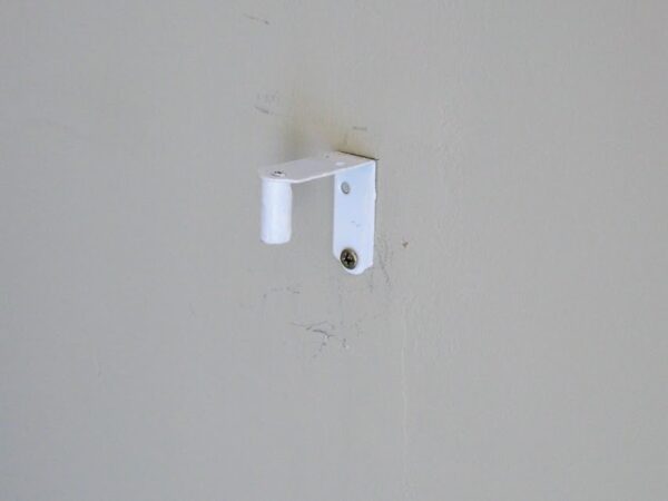 下地の無い壁にIKEAの姿見を取り付ける