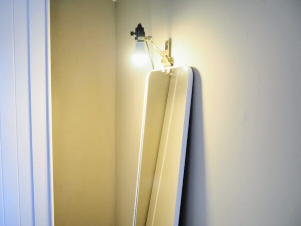 下地の無い壁にIKEAの姿見を取り付ける