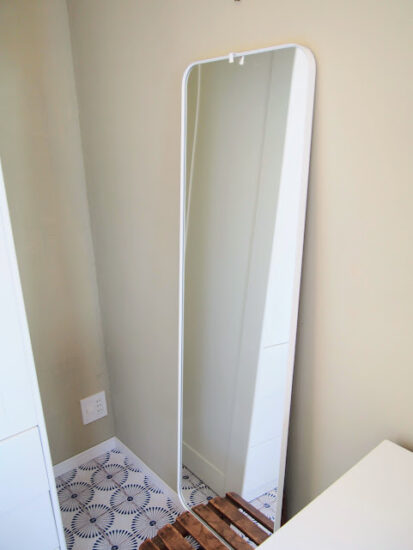 下地の無い壁にIKEAの姿見を取り付ける