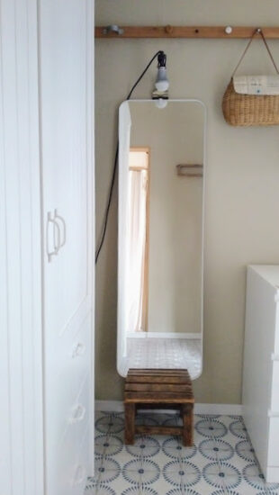 下地の無い壁にIKEAの姿見を取り付ける