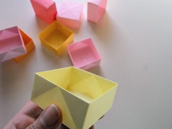 ティッシュの空き箱工作～仕切り付きトレーを作ってみた