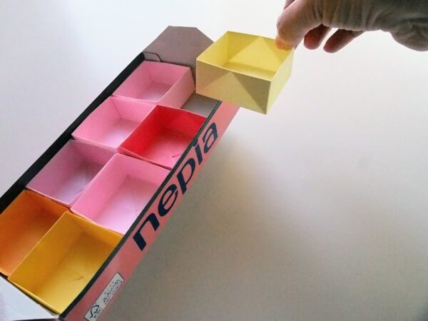 ティッシュの空き箱工作～仕切り付きトレーを作ってみた