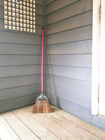 外用ほうきの収納アイデア