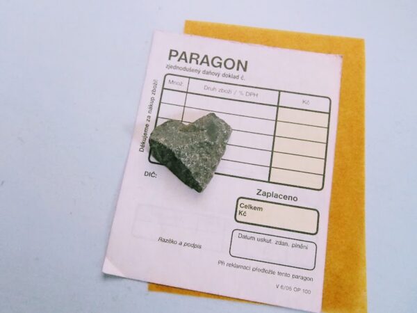 拾ってきた石をペーパーウェイトに