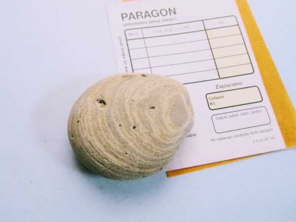 拾ってきた石をペーパーウェイトに