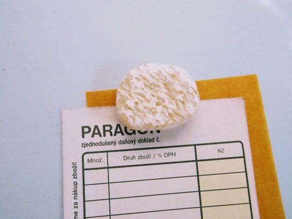 拾ってきた石をペーパーウェイトに