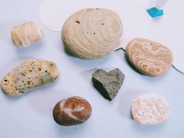 拾ってきた石をペーパーウェイトに