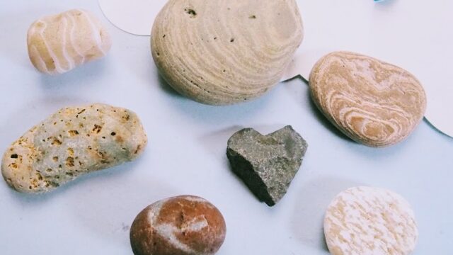 拾ってきた石をペーパーウェイトに