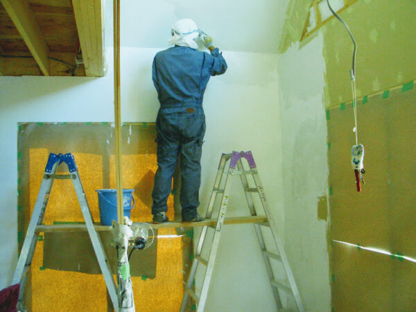 脚立に板を渡した簡易足場