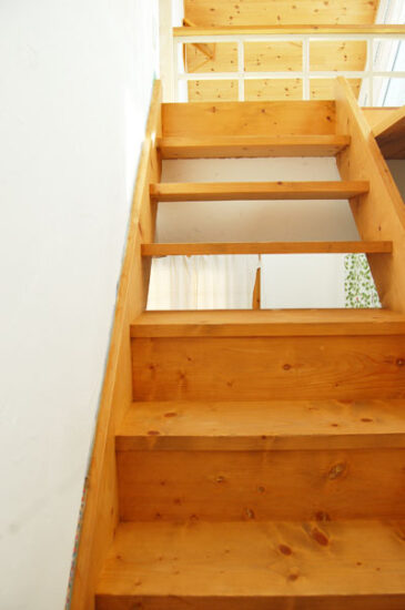 階段に引き出しを作って収納スペースに