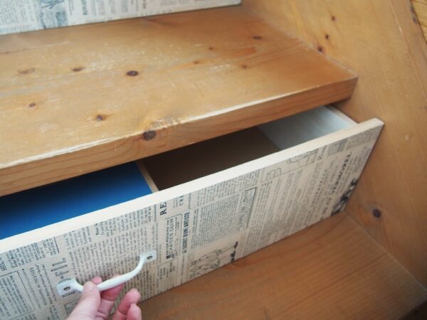 階段に引き出しを作って収納スペースに