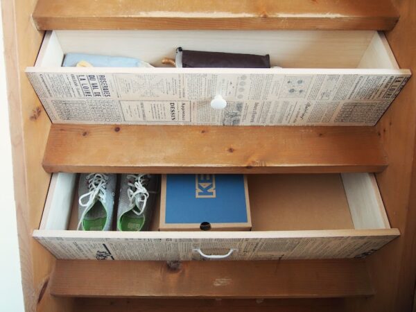 階段に引き出しを作って収納スペースに