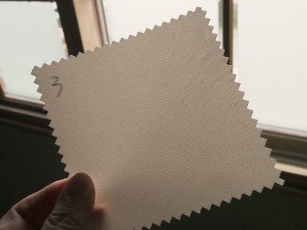 ドア代わりのロールスクリーン取り付けてみた