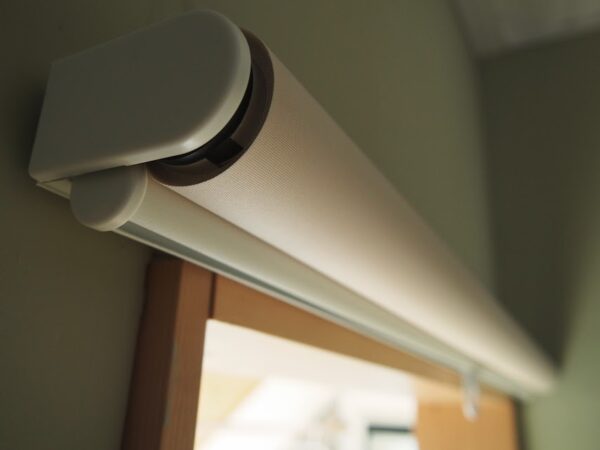 ドア代わりのロールスクリーン取り付けてみた