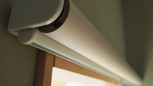 ドア代わりのロールスクリーン取り付けてみた