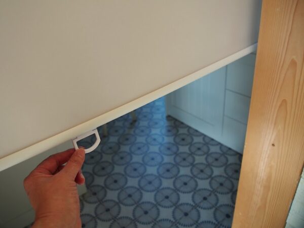 ドア代わりのロールスクリーン取り付けてみた