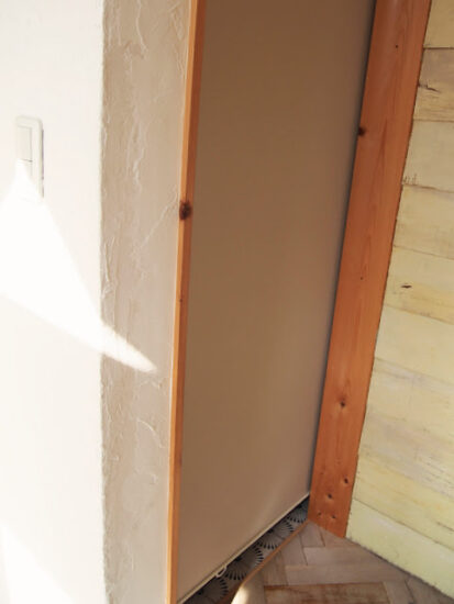 ドア代わりのロールスクリーン取り付けてみた