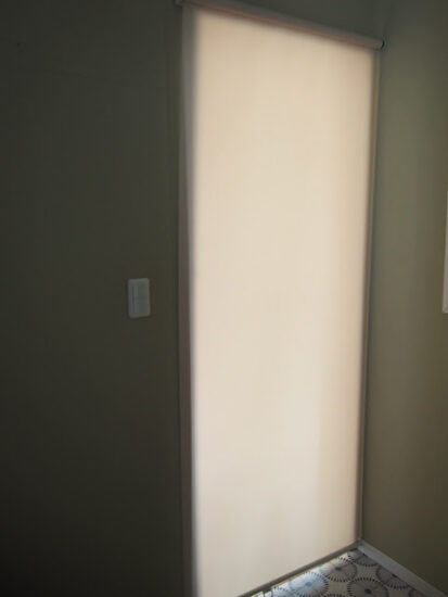 ドア代わりのロールスクリーン取り付けてみた