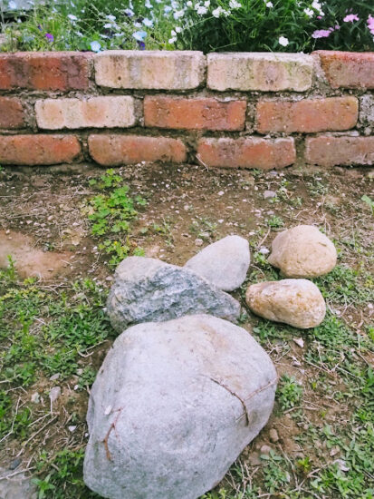 庭から出てきた石の活用