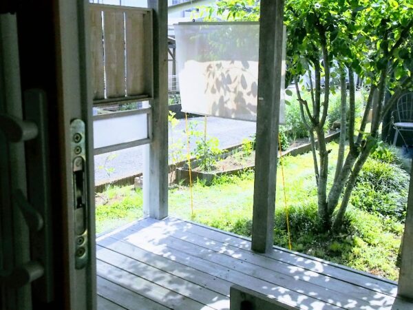 小さくリメイクしたシェードを取り付けて目隠しシェードの完成