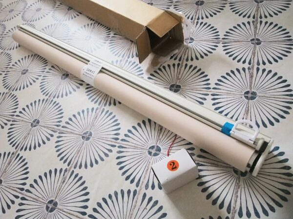 びっくりカーペットから届いたロールスクリーンと部品