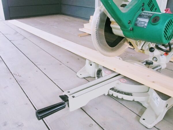 スライド丸ノコのキックバックを防ぐ簡易サポート台の作り方