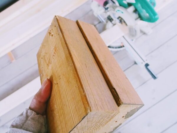 スライド丸ノコのキックバックを防ぐ簡易サポート台は2x4で作る